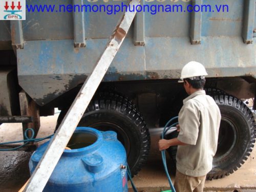 Rửa xe chở nước trước khi ra khỏi công trình